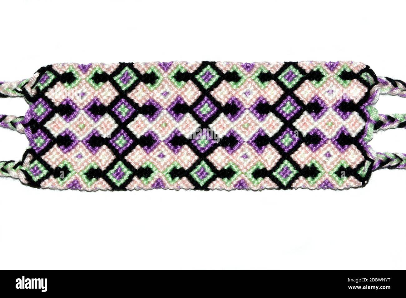 Braccialetto FY Friendship intrecciato realizzato a mano con filo lucido ricamato con nodi isolati su sfondo bianco. Foto Stock