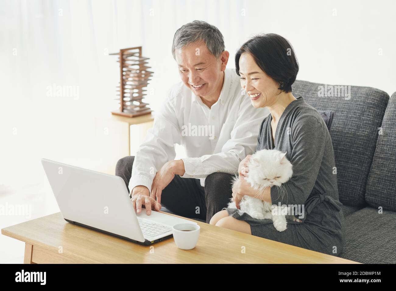 Coppia giapponese senior in camera Foto Stock