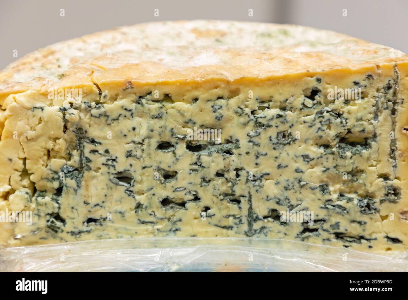 Mezza ruota di formaggio a stampo blu cucina francese Foto Stock