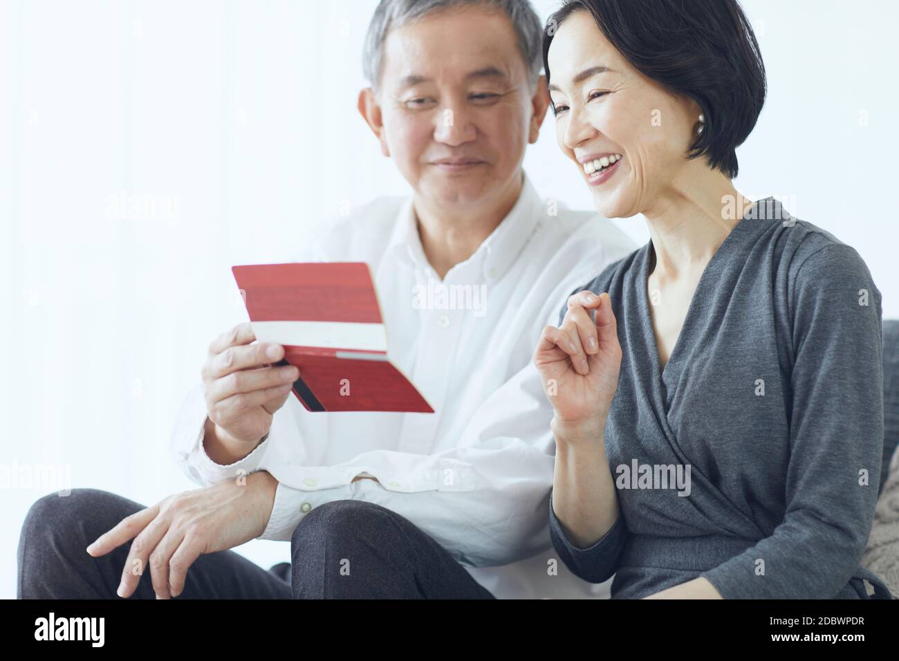 Coppia giapponese senior in camera Foto Stock