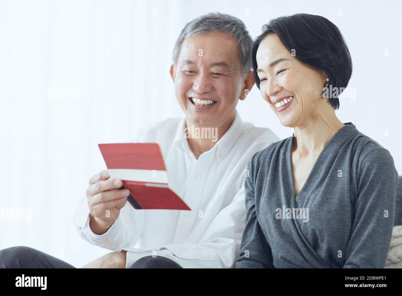 Coppia giapponese senior in camera Foto Stock