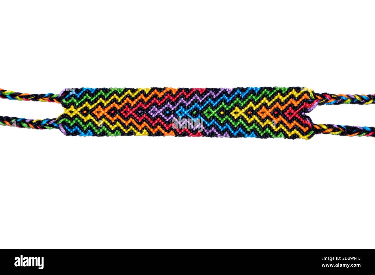 Braccialetto FY Friendship intrecciato realizzato a mano con filo lucido ricamato con nodi isolati su sfondo bianco. Foto Stock