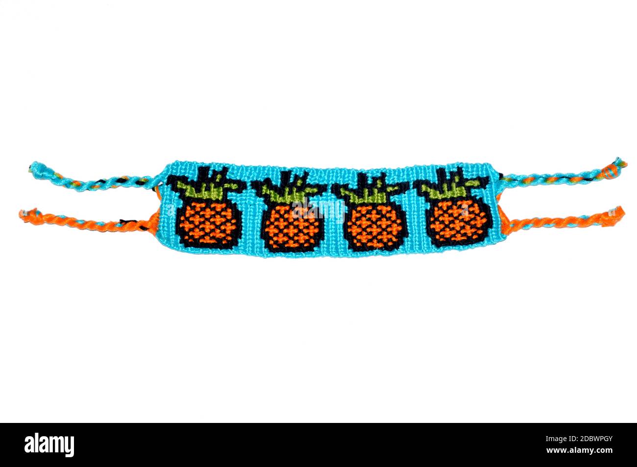 Bracciale di amicizia intrecciato blu con ananas modello alfa fatto a mano filettatura isolata su sfondo bianco Foto Stock
