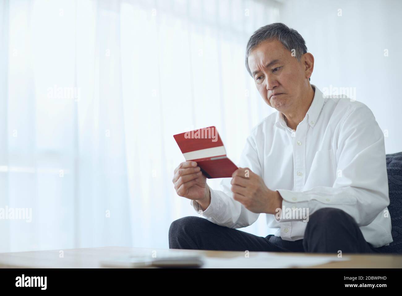 Giapponese Senior a casa Foto Stock