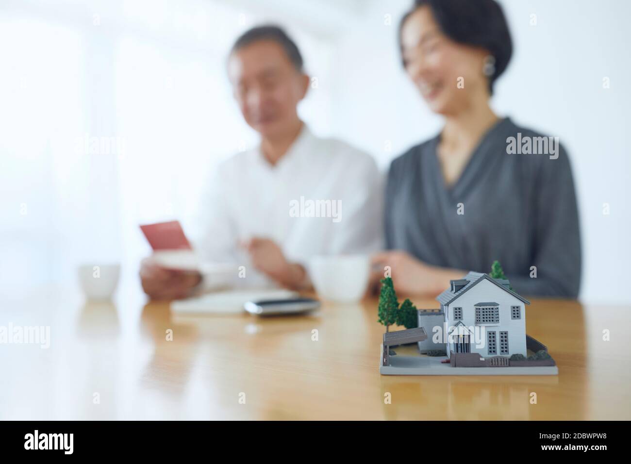 Coppia giapponese senior in camera Foto Stock