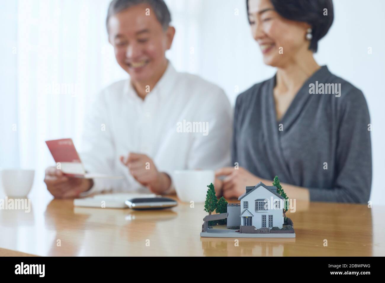 Coppia giapponese senior in camera Foto Stock
