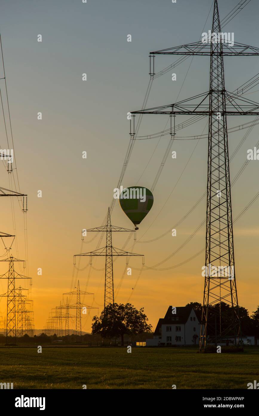 tralicci elettrici al tramonto Foto Stock