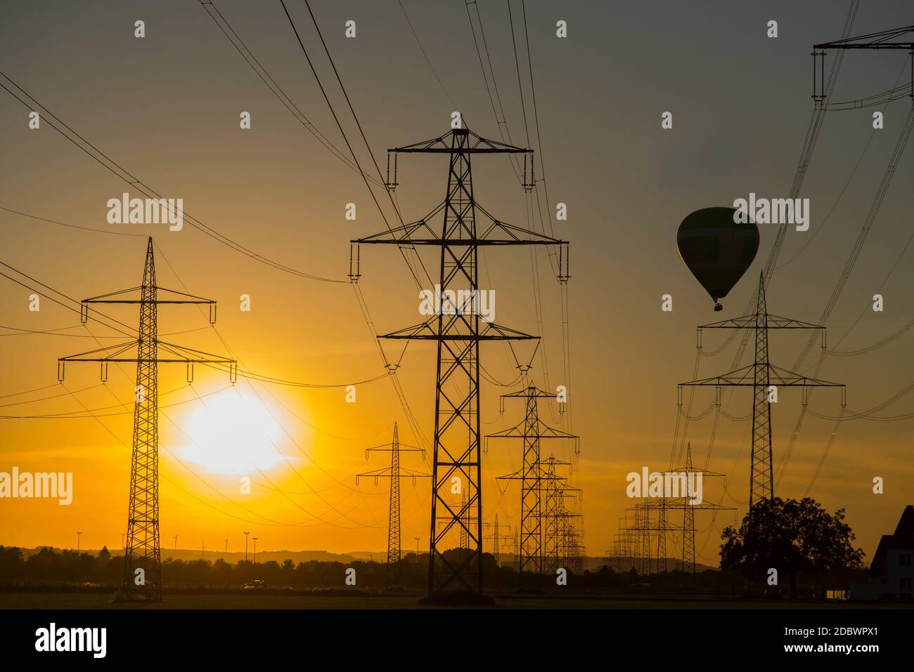 tralicci elettrici al tramonto Foto Stock
