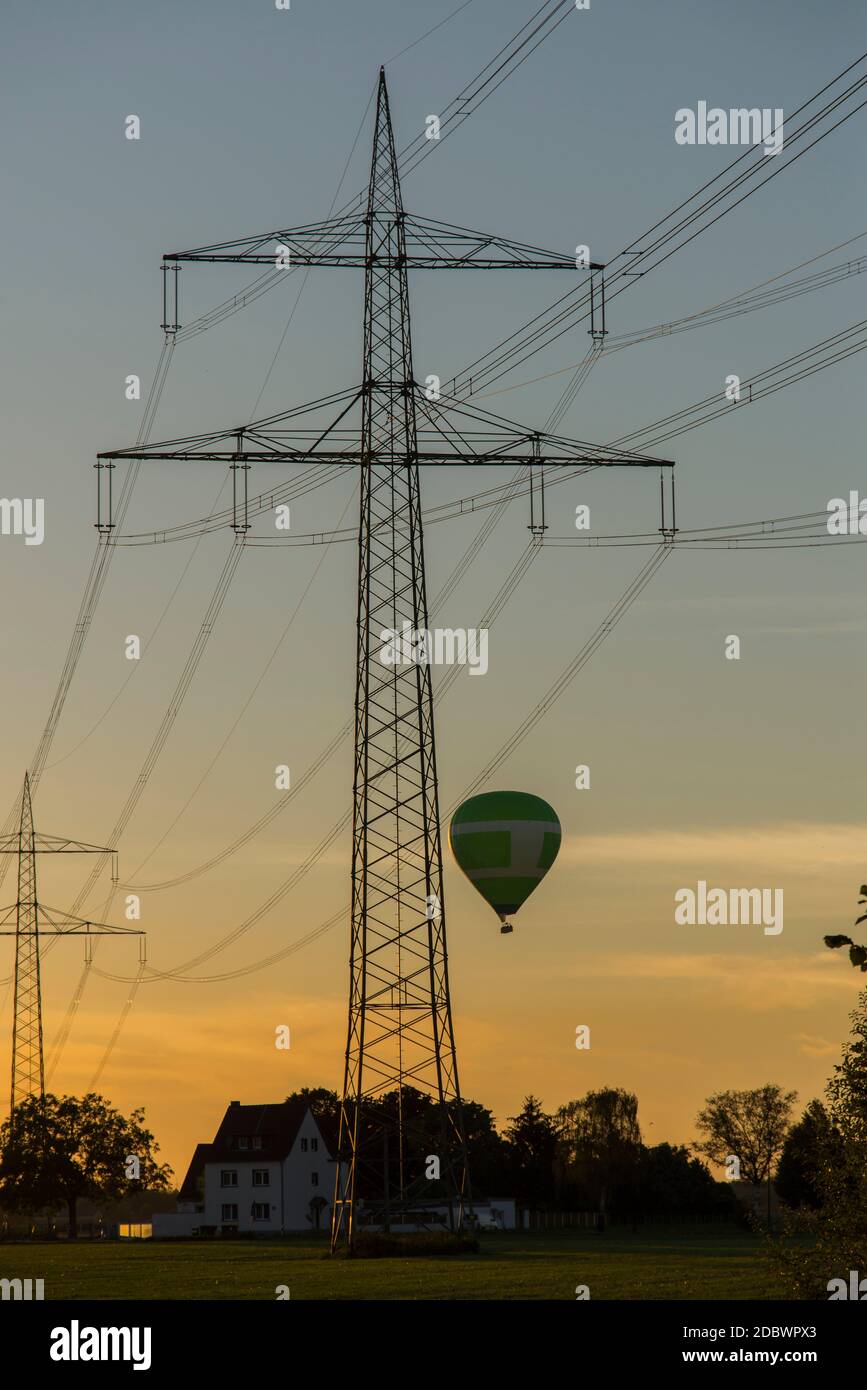 tralicci elettrici al tramonto Foto Stock