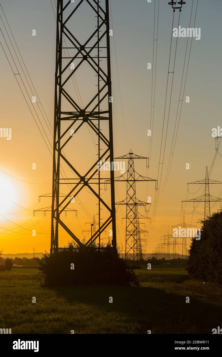 tralicci elettrici al tramonto Foto Stock