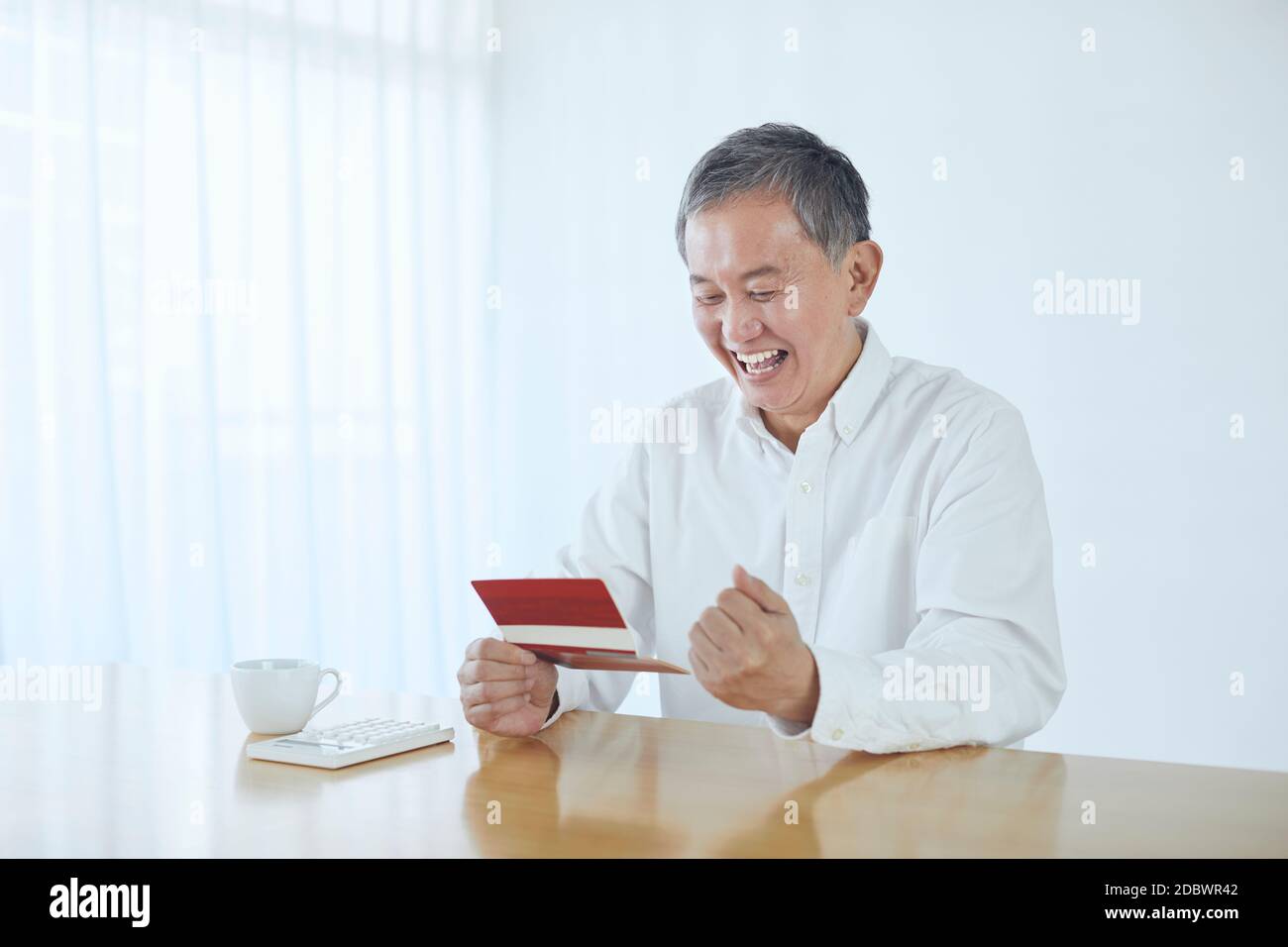 Giapponese uomo di mezza età sorridente nella stanza Foto Stock