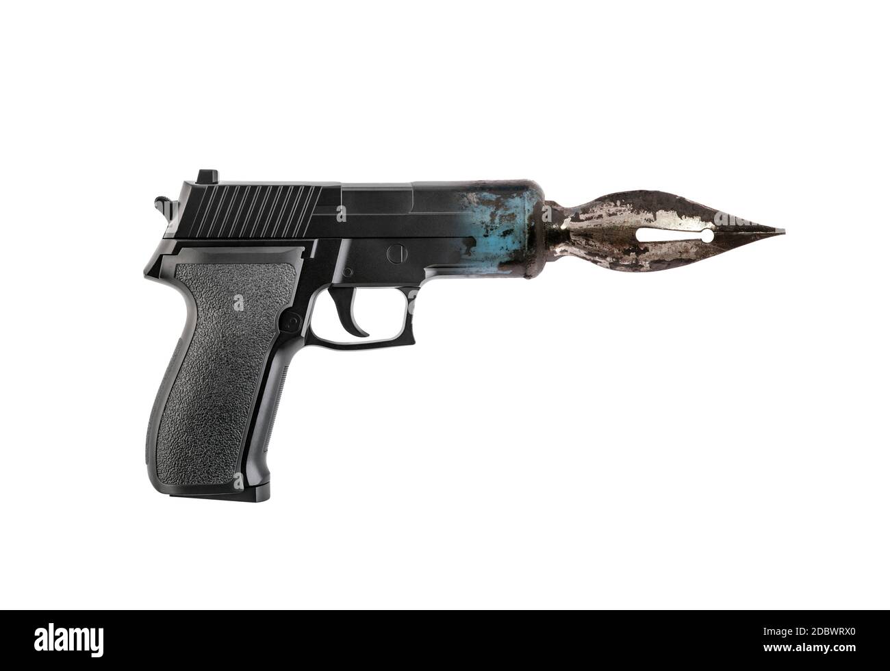 Pistola con vecchia penna isolata su sfondo bianco Foto Stock