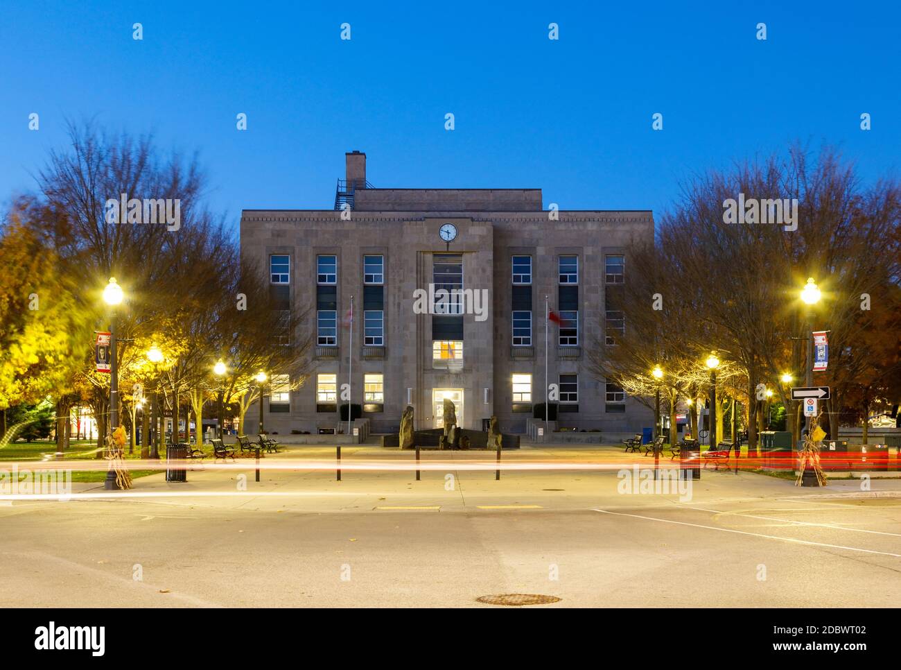 La Corte superiore di giustizia al centro di Courthouse Square al crepuscolo nel centro di Goderich, Huron County, Ontario, Canada. Foto Stock