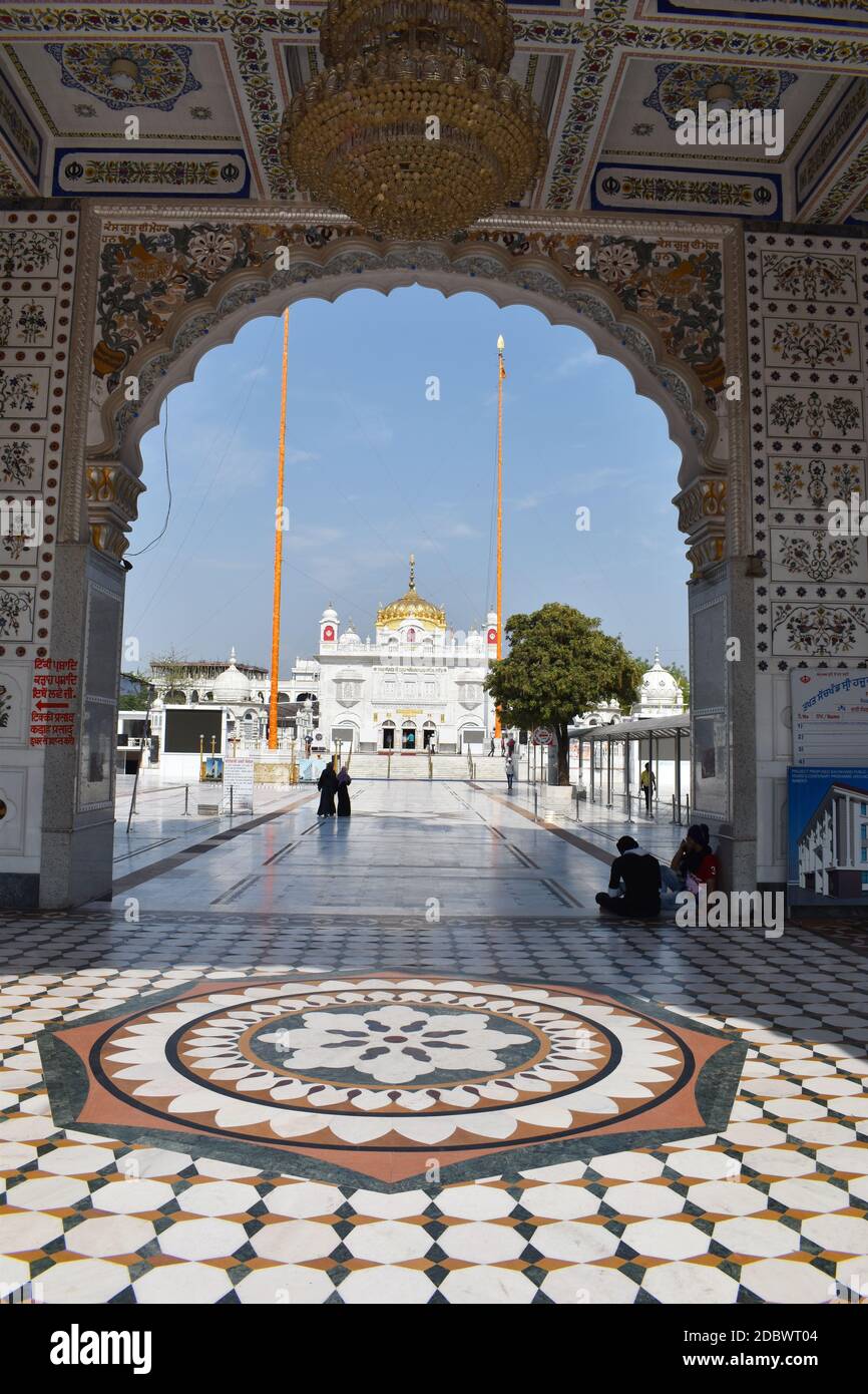 Vista frontale dal cancello d'ingresso principale di Takhat Sachkhand Shri Hazur Abchalnagar Sahib, Gurudwara principale di Nandered e uno dei cinque posti alti dell'autore Foto Stock