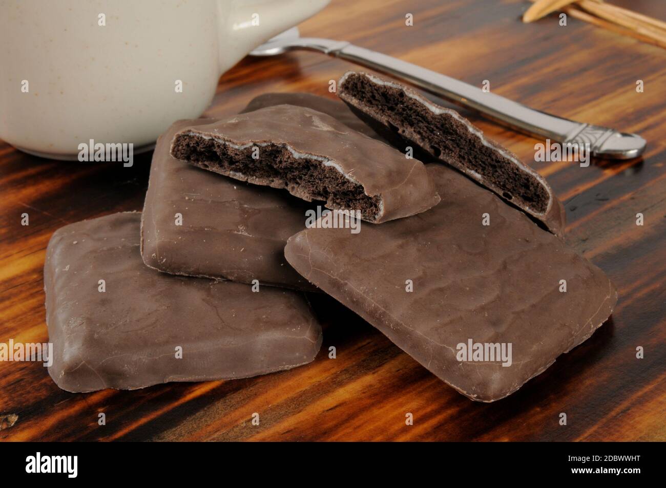 Biscotti alla menta croccanti al cioccolato con una tazza di caffè lo sfondo Foto Stock