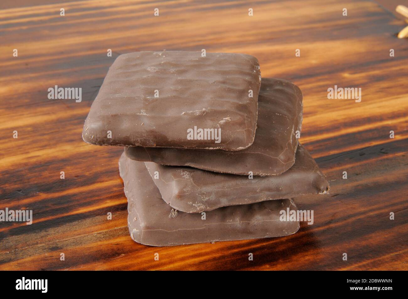 Una pila di biscotti alla menta al cioccolato su un tagliere Foto Stock