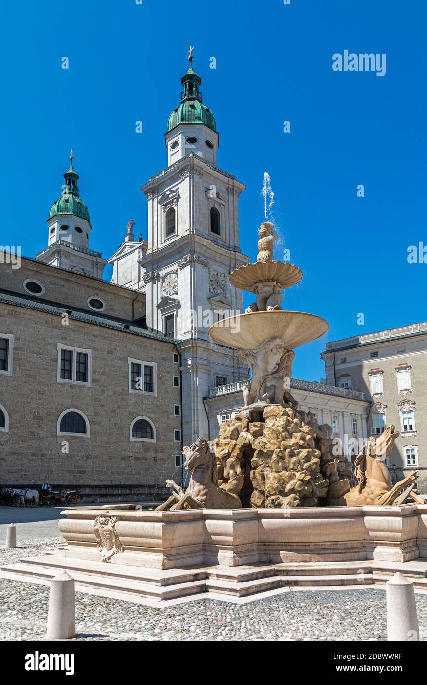 Fontana di fronte alla cattedrale di Salisburgo, Austria Foto Stock