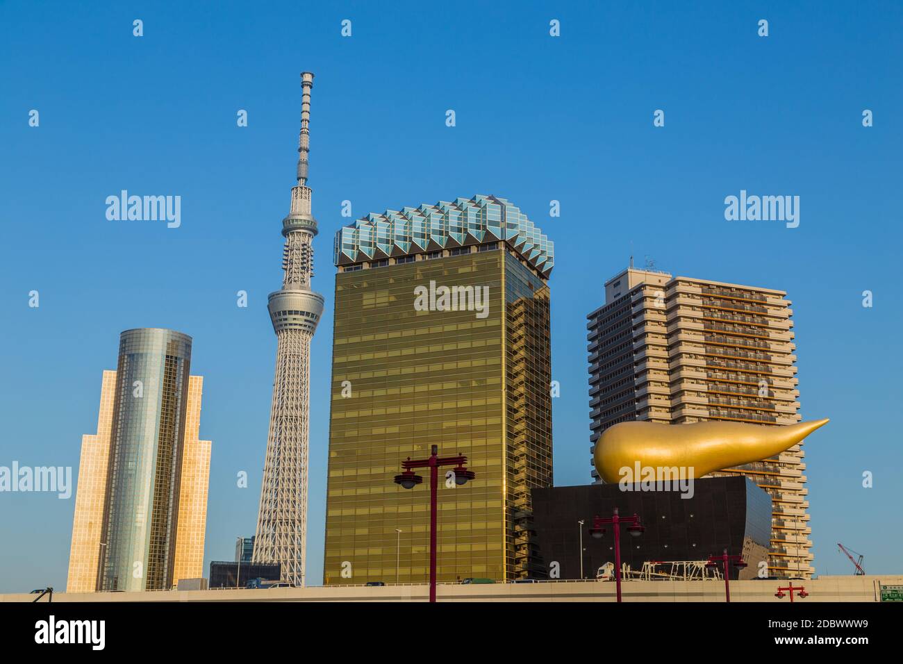 Tokyo. Giappone - 28 settembre 2015: Asahi Beer Buildings. Giorno di sole. Cielo blu. Asahi Breweries edificio con la fiamma Asahi Foto Stock