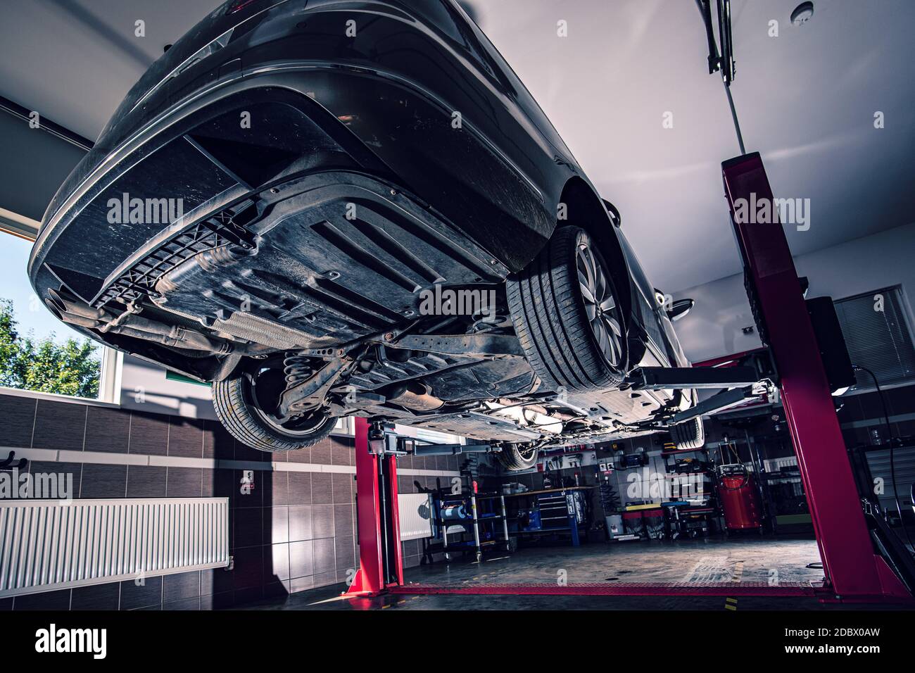 Auto sollevata in garage. Concetto di riparazione in officina Foto Stock