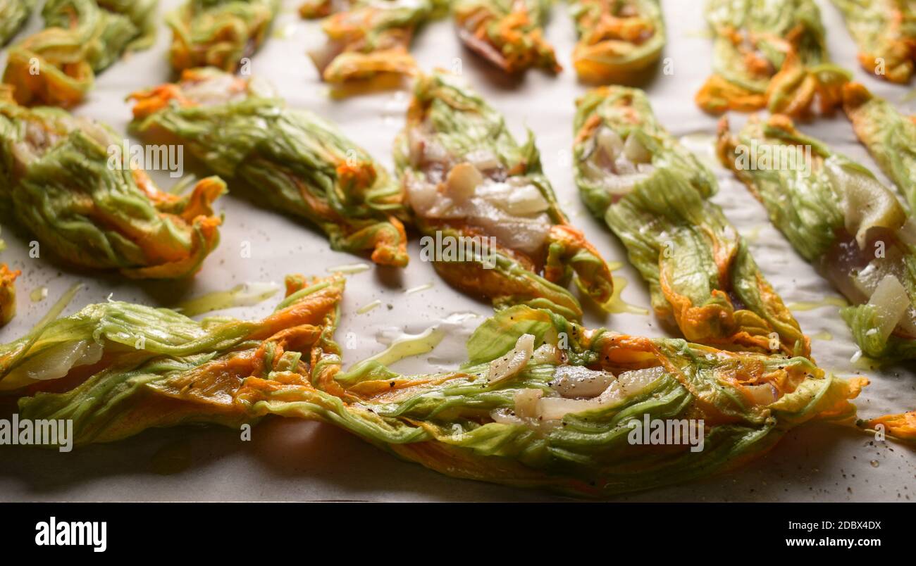 Fiori di zucchine prima di cucinare nel piatto da forno Foto Stock