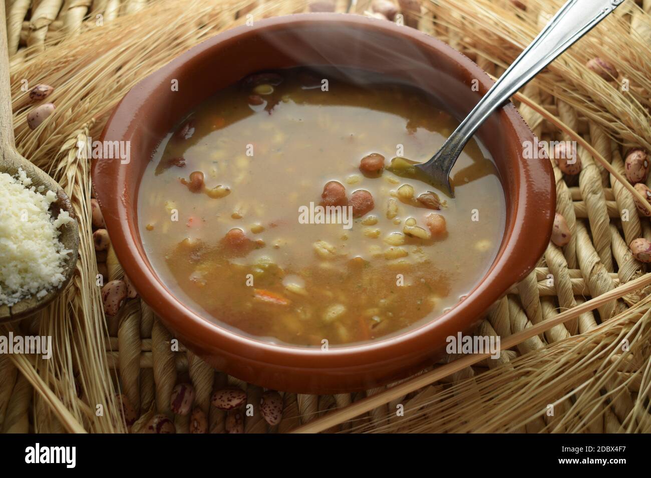 Zuppa di orzo caldo e verdure Foto Stock