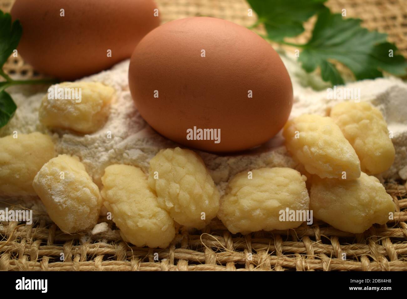 Gnocchi di patate crude con uova e farina Foto Stock