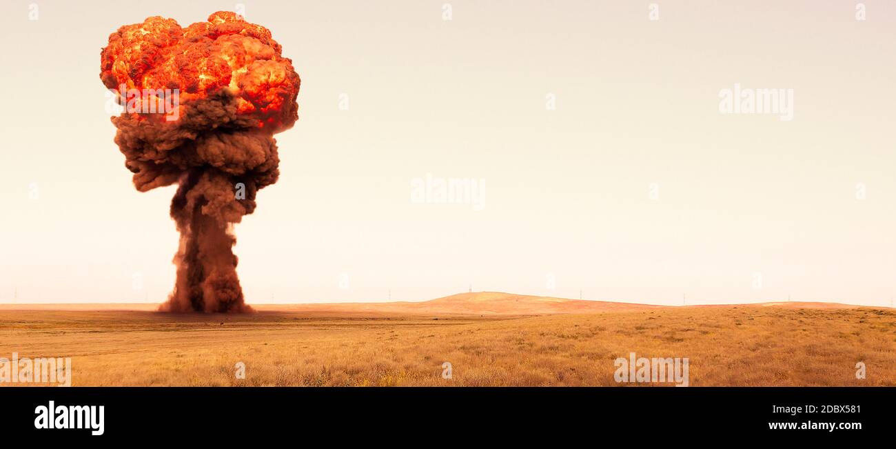 Esplosione, prova di bomba nucleare in una steppa deserta. Foto Stock