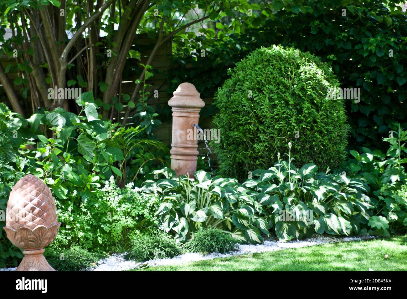 Letto da giardino con decorazione Foto Stock