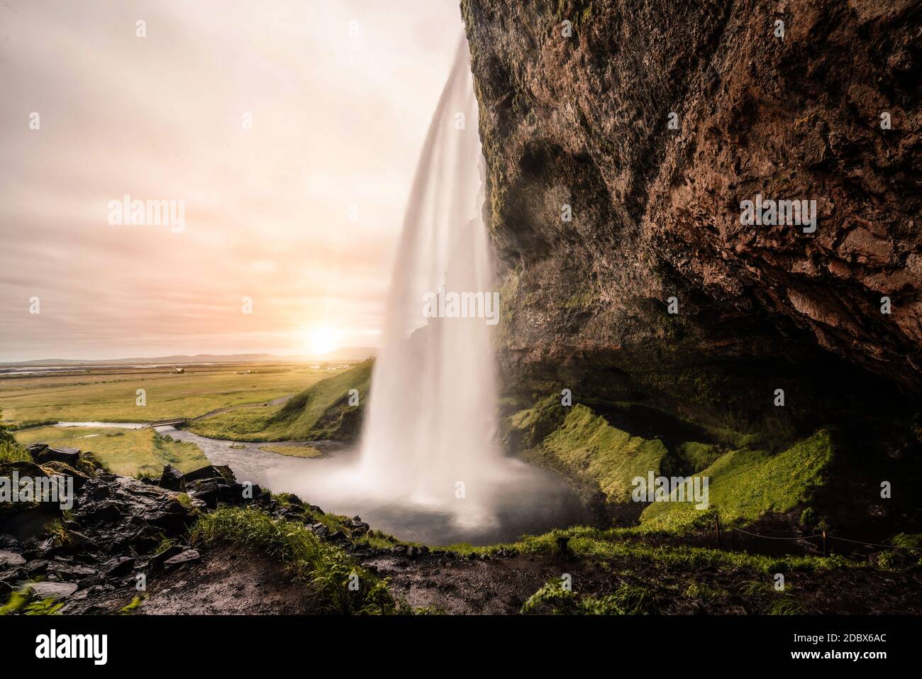 Magica cascata Seljalandsfoss in Islanda. Si trova vicino alla circonvallazione del Sud Islanda. Maestoso e pittoresco, è uno dei più Foto Stock