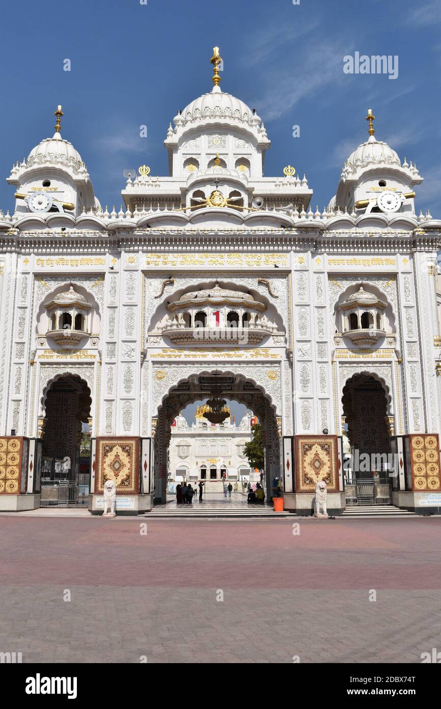 Vista frontale della porta d'ingresso principale, Takhat Sachkhand Shri Hazur Abchalnagar Sahib, la principale Gurudwara di Nandered e uno dei cinque alti posti di autorità Foto Stock