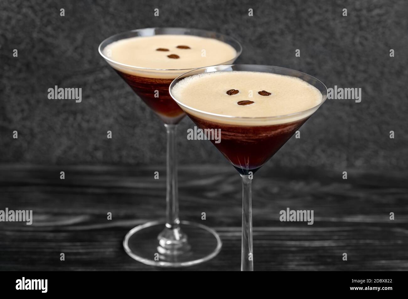 Cocktail espresso Martini con chicchi di caffè Foto Stock