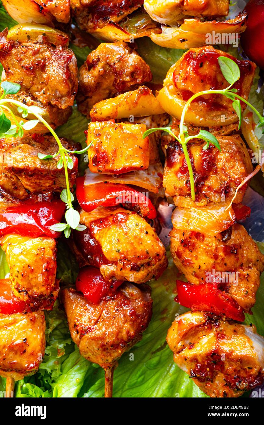 Szaszlyk alla griglia e riares di carne con insalata verde Foto Stock