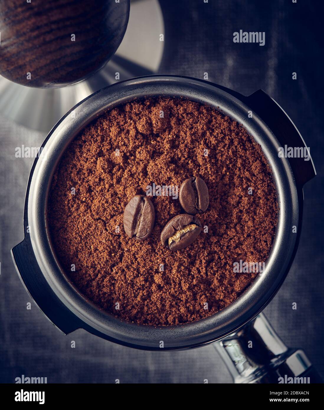 Caffè macinato e fagioli in portafiltro, tinta, primo piano Foto Stock