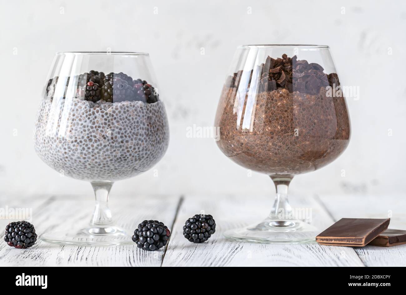Cioccolato e latte di cocco budino di semi di cia Foto Stock