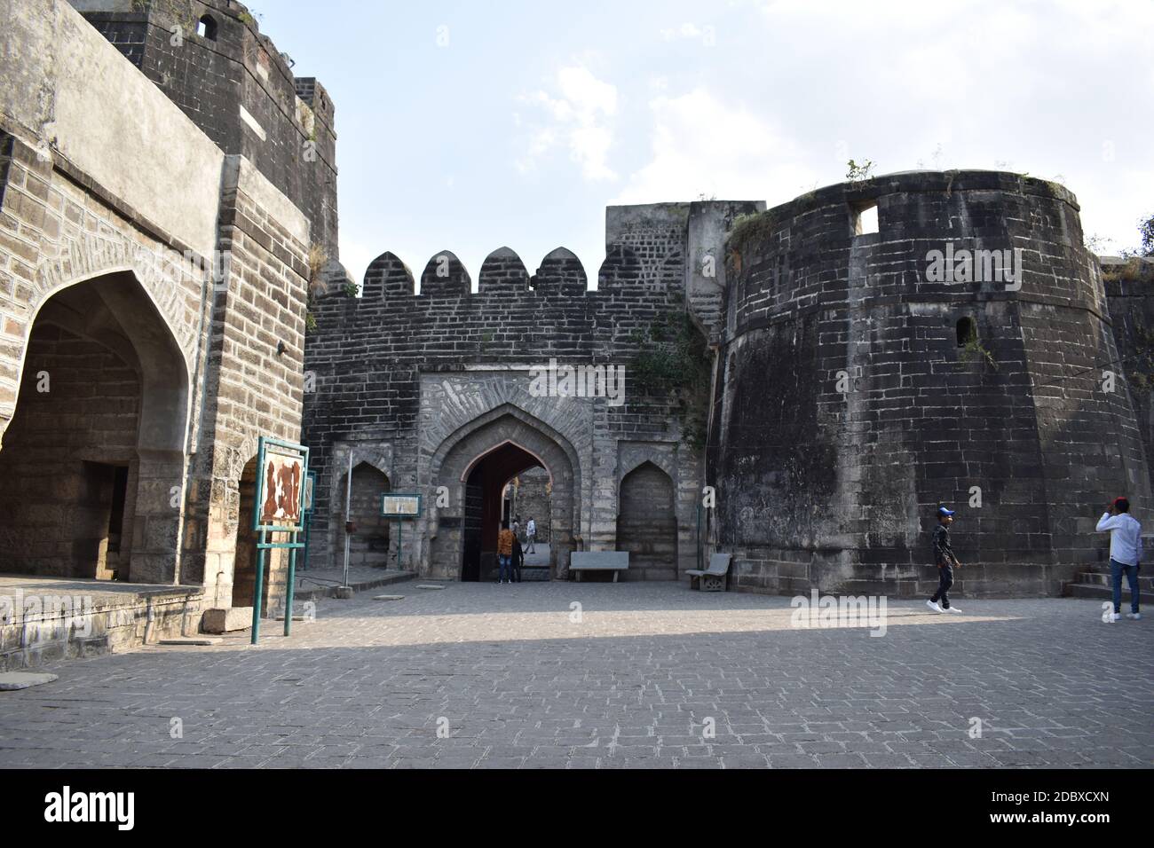All'interno della porta del Forte di Kandhar, periodo Nizamshahi e fu costruito in onore del Re Rashtrakuta Krishna III Kandhar, Nendered. Maharashtra, India Foto Stock