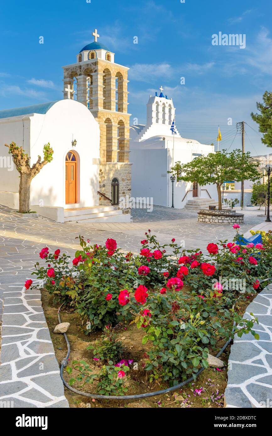 Tradizionale vicolo cicladico con una strada stretta, case bianche e una chiesa sull'isola di Kostos Paros, Grecia Foto Stock