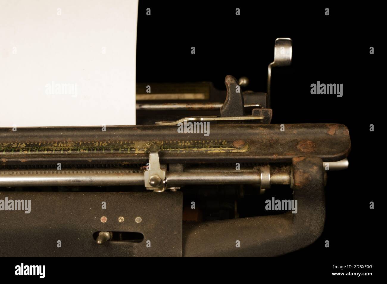 Una vista in primo piano di un'antica macchina da scrivere della metà del 1900 con un pezzo di carta in bianco. Foto Stock