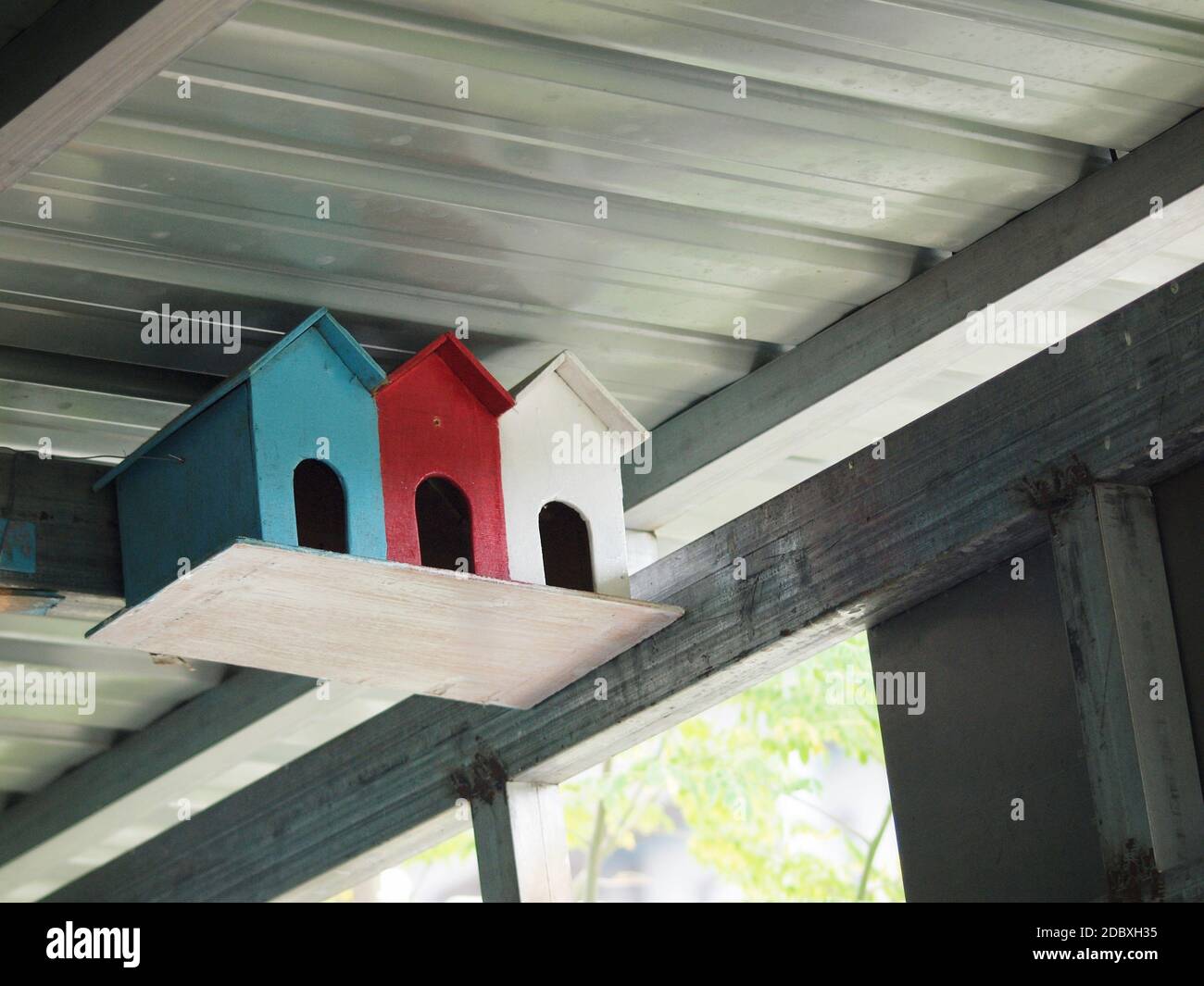 Una foto a colori di tre colorate case di uccelli Foto Stock