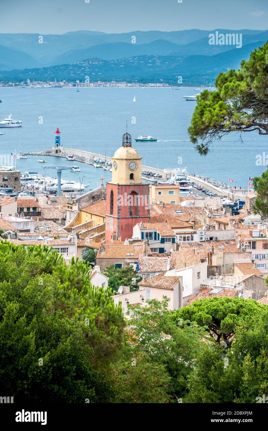 Saint-Tropez e il suo porto di pescatori e i suoi yacht in estate in Francia Foto Stock