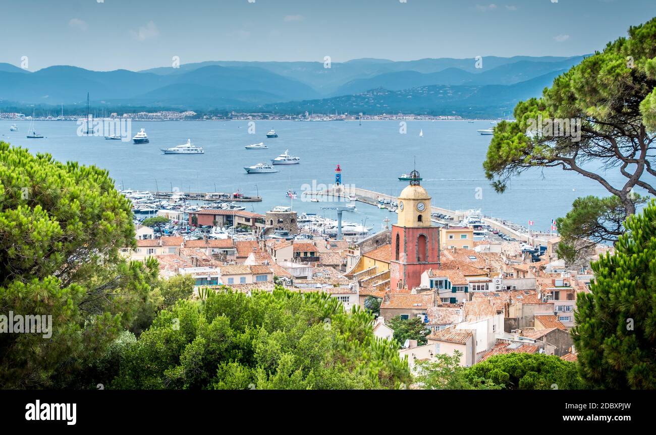 Saint-Tropez e il suo porto di pescatori e i suoi yacht in estate in Francia Foto Stock