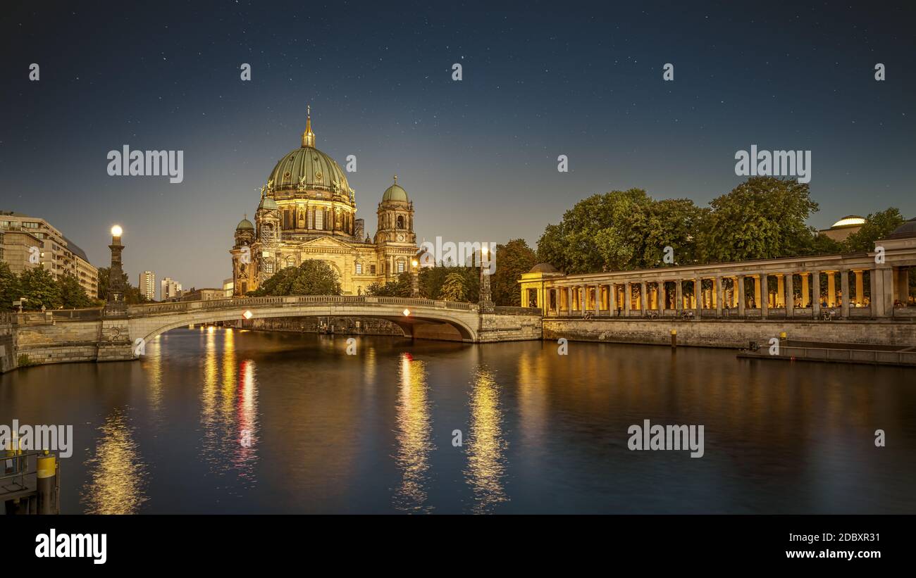 la famosa cattedrale di berlino di notte Foto Stock