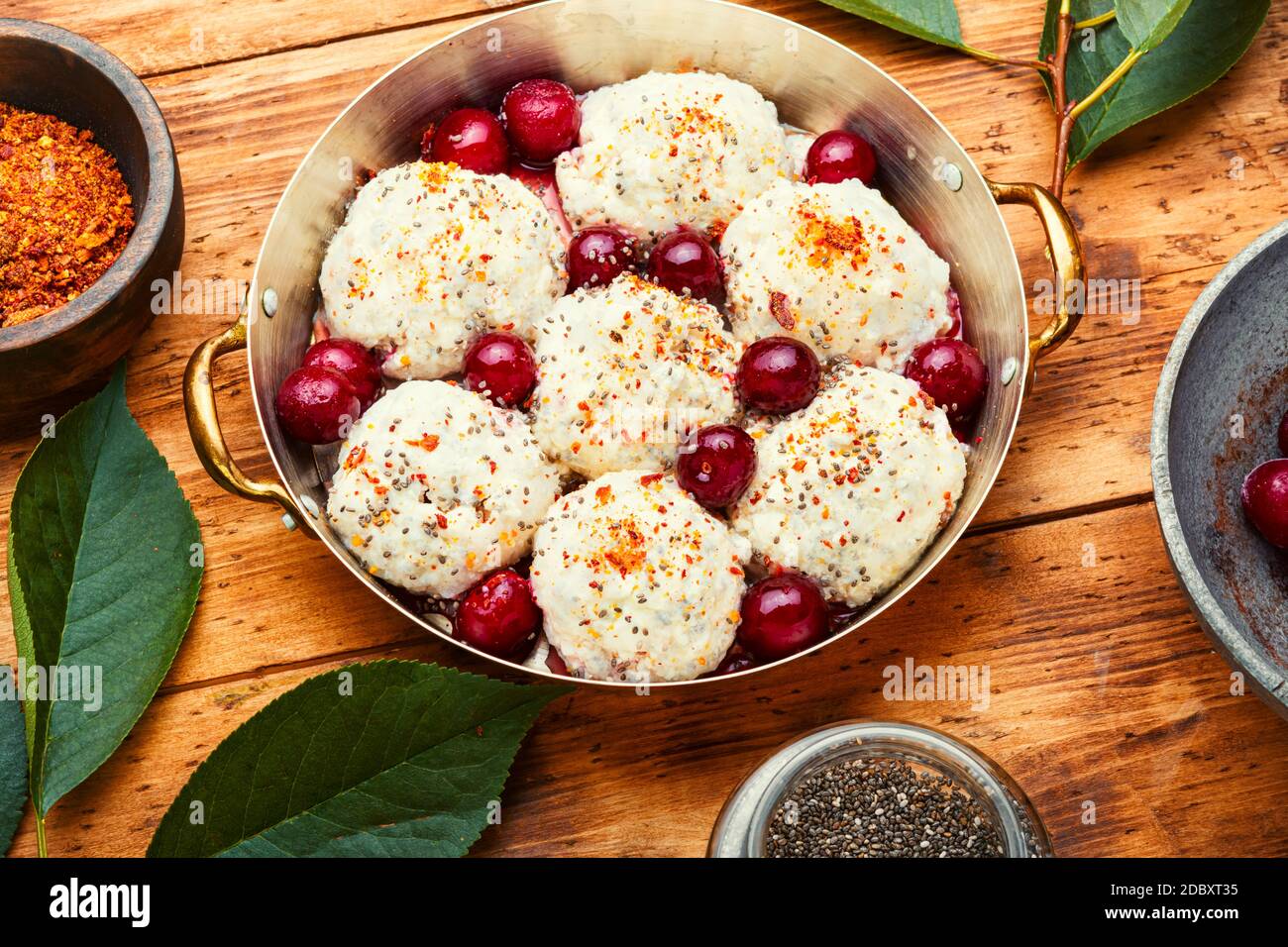 Gnocchi cechi o impastati con ripieno di ciliegie su tavolo di legno Foto Stock