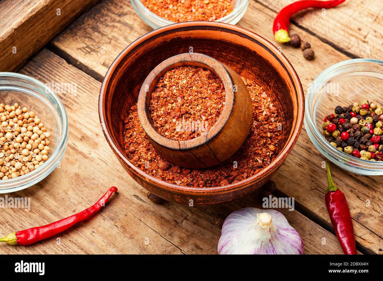 Spezie o stagionatura adjika secca, ingredienti per adjika. Foto Stock