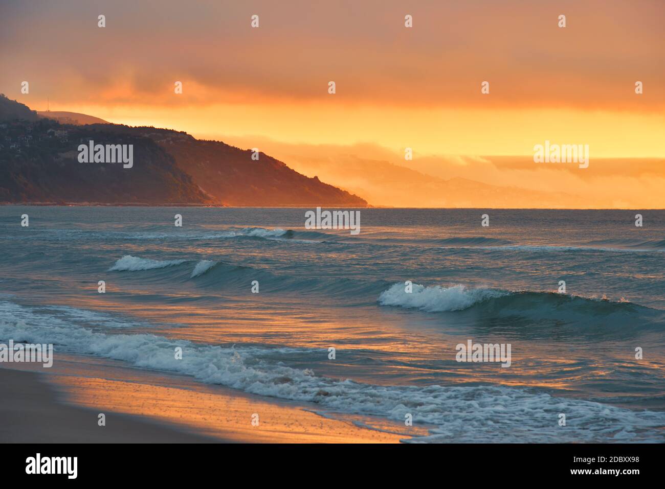 Bella natura background.Amazing colorful Clouds.Water Reflections.Magic artistico Wallpaper.Creative Photography.Orange Sky.Mountain Landscape.tranquil Panorama.Yellow Color.Summer Sunset Sea Landscape.Relaxation,waves.Travel,Sun.Ocean Sunrise. Foto Stock