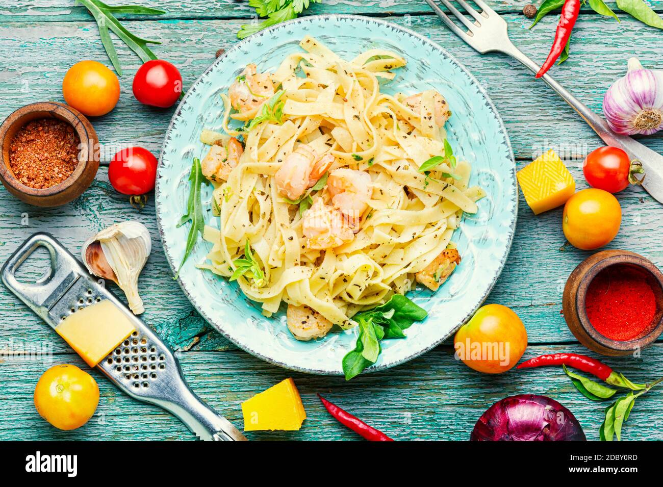 Fettuccine di pasta italiana con gamberi su un piatto Foto Stock