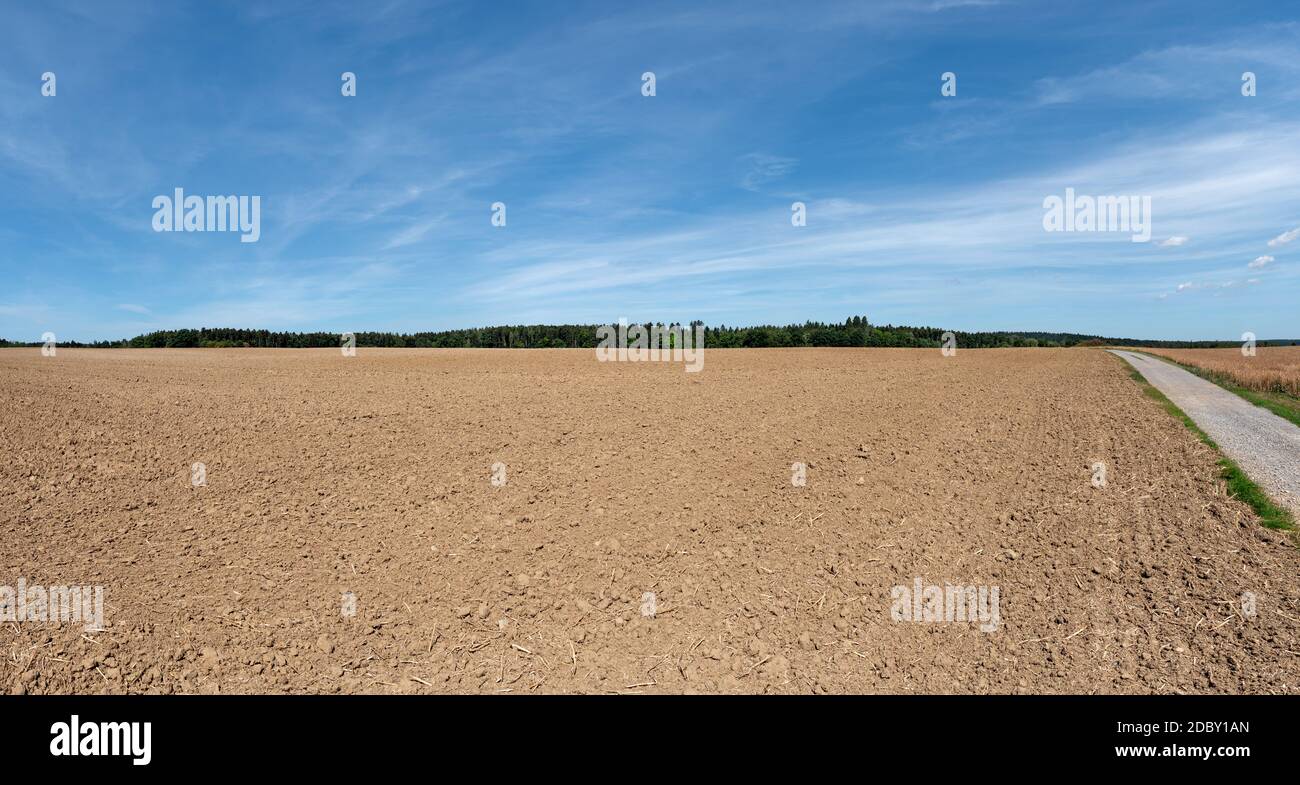 Campo coltivato grande, appena arruato di terra marrone Foto Stock