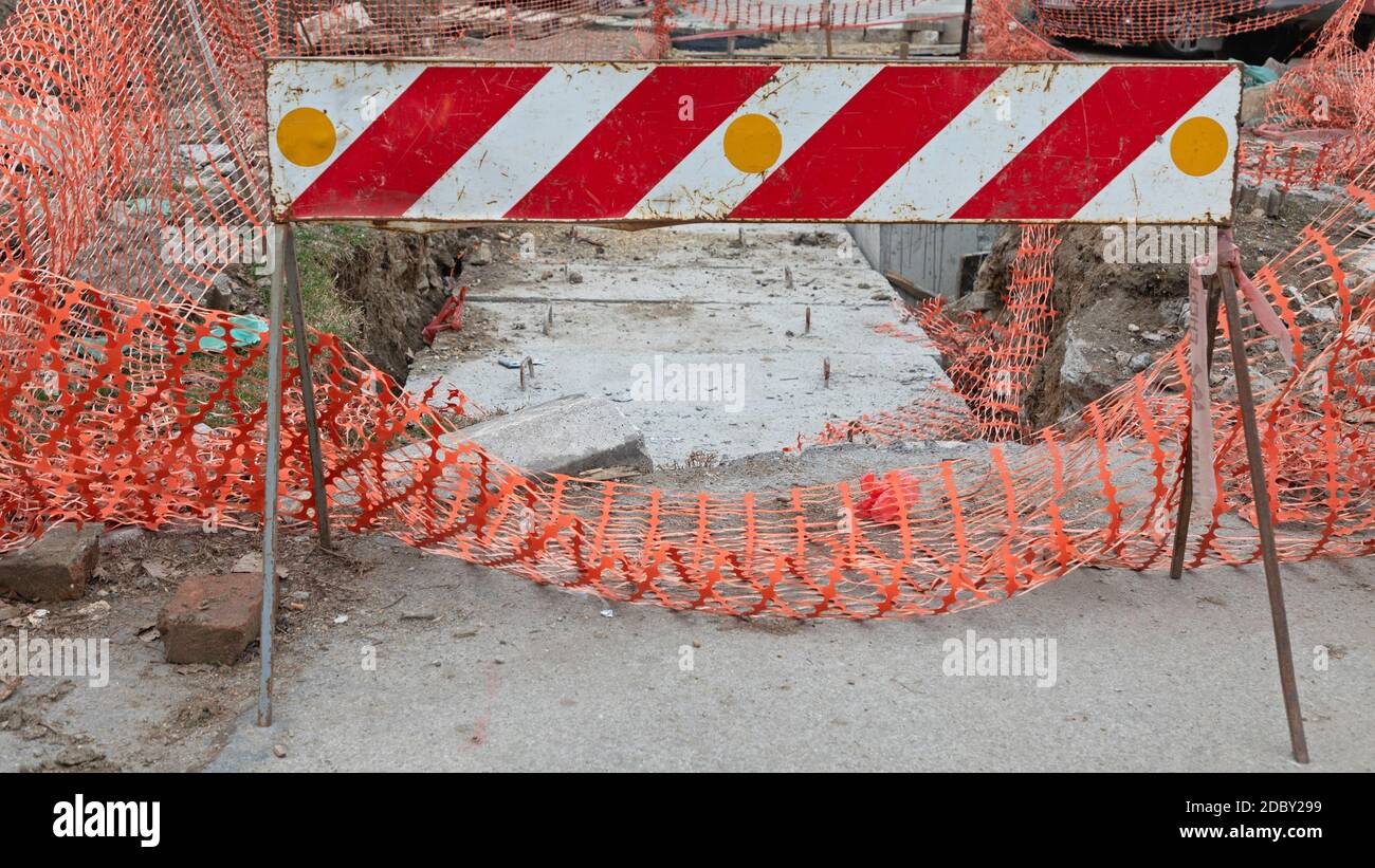 Cartello di sicurezza sul cantiere attenzione Foto Stock