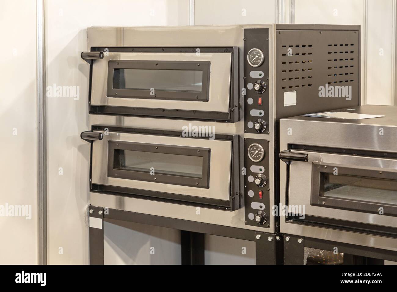 Due terrazze di forno elettrico per pizza al ristorante Foto stock - Alamy