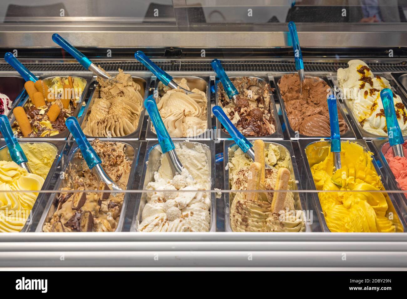 Selezione di gelato in stile italiano nel congelatore Foto Stock