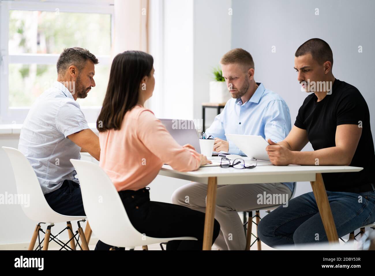 Meeting Business al tavolo della conferenza. Persone professionali diverse Foto Stock
